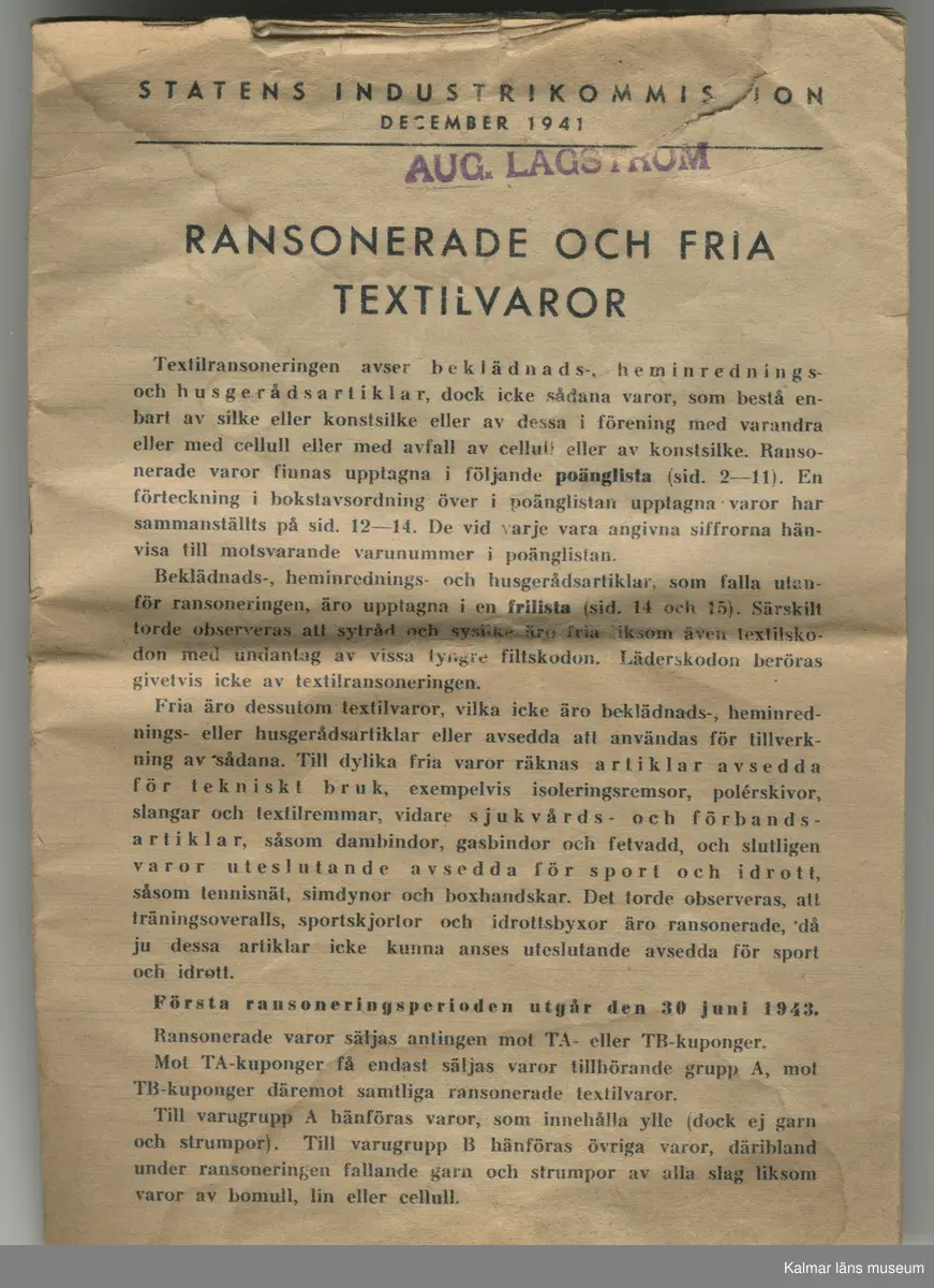 KLM 28613:8 Ransoneringskort i fodral, av papp, ytskikt av väv, rödbrun. Knäppningen trasig. Indelad i flera avskilda fack för olika typer av ransoneringskort, Växl.-kort Bröd; Växl.-kort Kött; Växl.-kort Matfett; Samlingskort Socker, Bröd, Matfett; Kött; Beredskapskort; Kaffe; Kläder; Tvätt; Ägg. I fodralet ligger 4 samlingskort, 9 kaffekort. Datering, 1948, 1950 och 1951. Tillverkade av Statens livsmedelskommission. I mappen ligger även ett häfte från Statens Industrikommission, december 1941, Ransonerade och fria textilvaror, stämplad Aug. Lagström.
