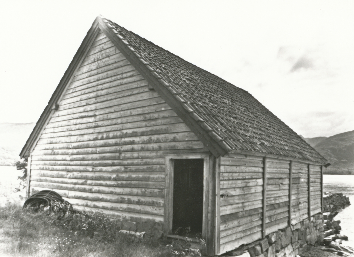 Sjø og handelsbu på Thunem med pir utenfor. Bygd ca. 1842 av Anders Paulsen Thunem