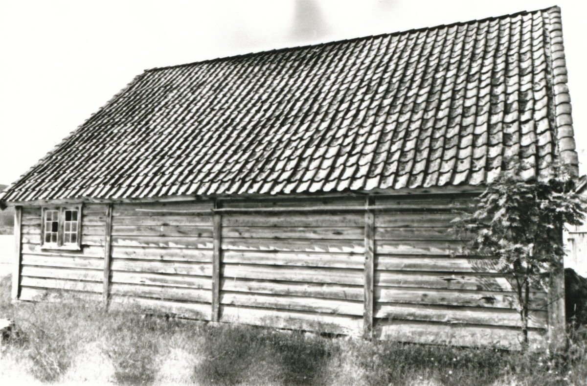 Sjø og handelsbu på Thunem med pir utenfor. Bygd ca. 1842 av Anders Paulsen Thunem