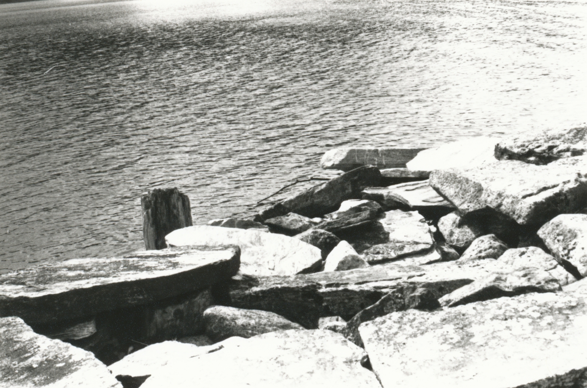 Sjø og handelsbu på Thunem med pir utenfor. Bygd ca. 1842 av Anders Paulsen Thunem