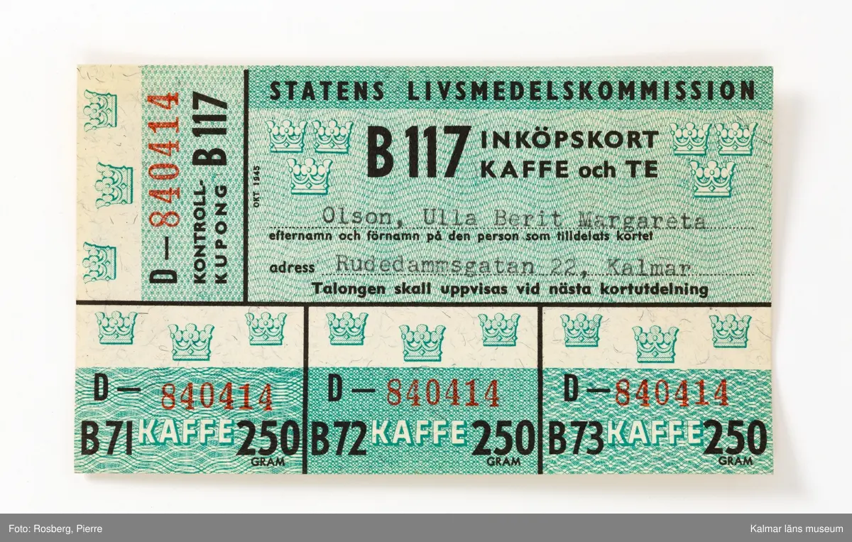KLM 28613:9 Ransoneringskort i fodral, av papp, ytskikt i läderimitation, brun med grön knapp för knäppning. Indelad i flera avskilda fack för olika typer av ransoneringskort, Växl.-kort Bröd; Växl.-kort Kött; Växl.-kort Matfett; Samlingskort Socker, Bröd, Matfett; Kött; Beredskapskort; Kaffe; Kläder; Tvätt; Ägg. I fodralet ligger omkring 180 kort av alla de slag. Datering, 1940-1945. Tillverkade av Statens livsmedelskommission.
I mappen ligger även ett tidningsurklipp med ransoneringsschema, med villkor för hur inköpskorten fungerade, klippt ur Stockholms-Tidningen, publicerat den 20 juni 1943.