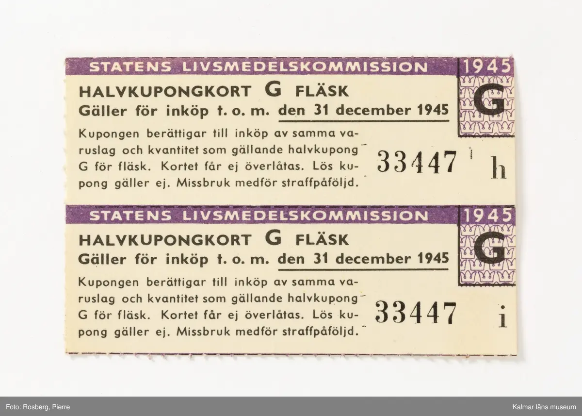 KLM 28613:9 Ransoneringskort i fodral, av papp, ytskikt i läderimitation, brun med grön knapp för knäppning. Indelad i flera avskilda fack för olika typer av ransoneringskort, Växl.-kort Bröd; Växl.-kort Kött; Växl.-kort Matfett; Samlingskort Socker, Bröd, Matfett; Kött; Beredskapskort; Kaffe; Kläder; Tvätt; Ägg. I fodralet ligger omkring 180 kort av alla de slag. Datering, 1940-1945. Tillverkade av Statens livsmedelskommission.
I mappen ligger även ett tidningsurklipp med ransoneringsschema, med villkor för hur inköpskorten fungerade, klippt ur Stockholms-Tidningen, publicerat den 20 juni 1943.