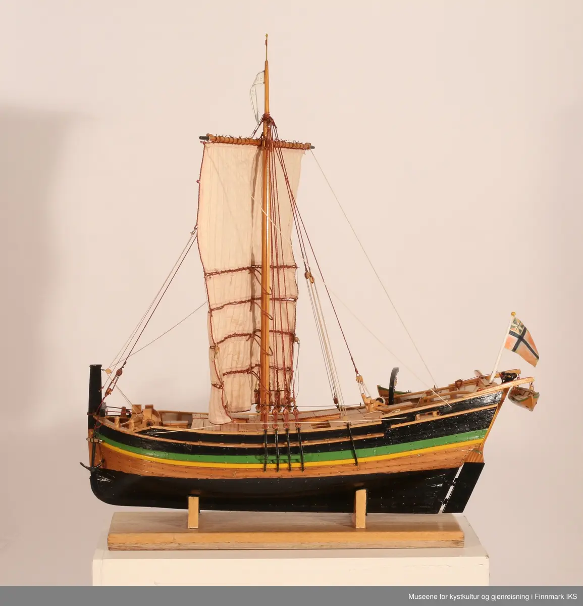Helmodell av jekteskipet "Johanne af Ranen". Treskip, malt med sort, grønt og gult. Seil. Flagg - kan være Norsk unionsflagg 1844-1899.