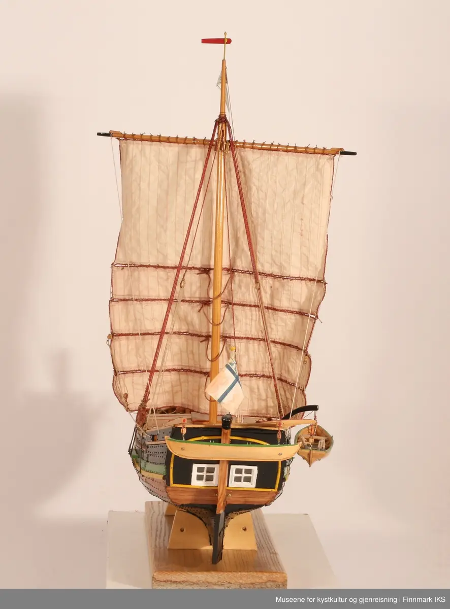 Helmodell av jekteskipet "Johanne af Ranen". Treskip, malt med sort, grønt og gult. Seil. Flagg - kan være Norsk unionsflagg 1844-1899.