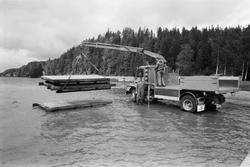 Olle Johansson och Rune Olsson plockar bort badbrygga vid Vä