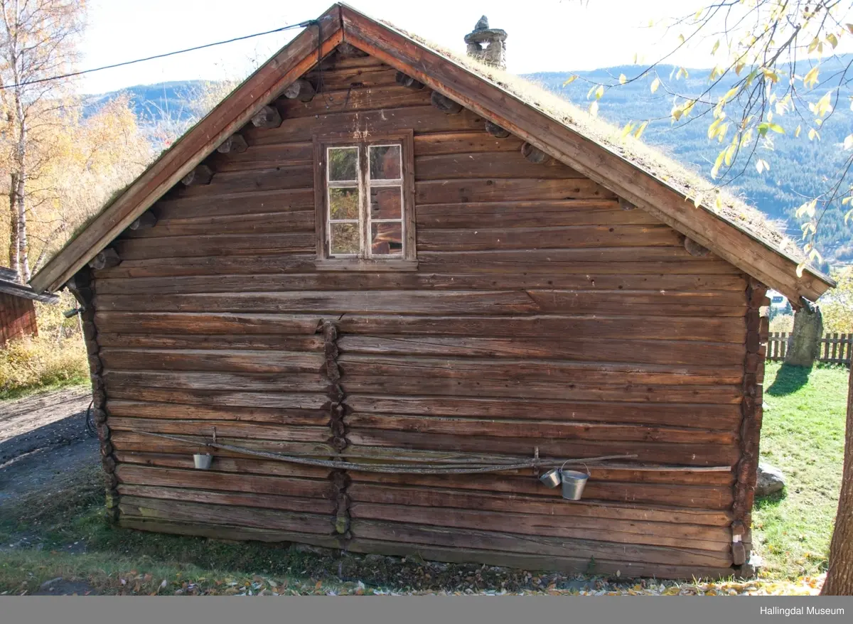 Bakkestugu fra Bakken Strand på Ål Bygdamuseum, Leksvol