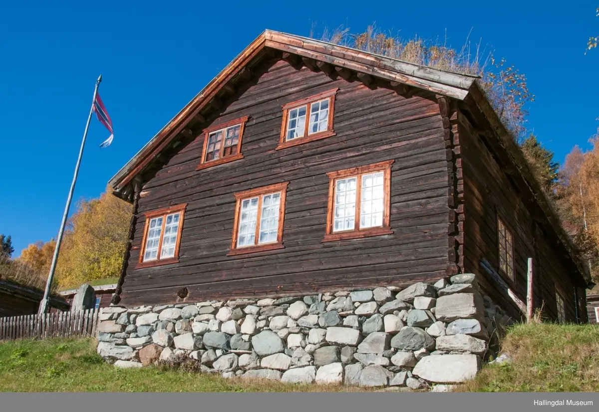 Bakkestugu fra Bakken Strand på Ål Bygdamuseum, Leksvol