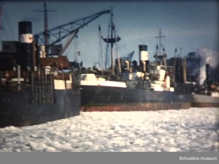 1.	Många båtar i hamnen vintertid 1955-1956. 
0002    Vintertid med mycket is och fartyg i hamnen. 
0009    "Krokiga kranen".
0015    Lastning av massa.
0018    Fartyg på "lätten" vid Junokajen.
0019-0099
Lossning och lastning vintertid. 
0100    Fosfatfabriken och till höger RÅSKARVEN. 
0135    Hamnkapten Tor Karlsson. 
0145    Lastning av tunnor innehållande smör från Skåne.

2.	Lossning av vattenledningsrör till byggnadskontoret direkt från utländskt bruk 
0152    Lossning av de gjutna rören.

3. och 4. Vattenledning från ny reservoar på Skogstorpet.
0227	Ledning från Skogstorpet. Fogas med Un och bly som drivas in i fogarna.
0255	Reservoaren och i bakgrunden Bohusgården och Kärra holmar.
0258	I bakgrunden Fröland och Rörvik.
0305	I bakgrunden Fosfatfabriken.
331	Ledning över berget från Färövägen.
332	Vy över Skepparevägen, gamla oljeförrådet med nyare cisterner och Trähusfabriken.
0346	Ledningar upp mot reservoaren.

5.	Tryckning av vatten- och avloppsledning under Bohusbanan.
0351    Provtryckning, Fredrik Bengtsson, okänd, Osvald Andersson och Henning "TT" Johansson.

6.	Kulvertering av bäcken i Hunnebodalen (Bävebäcken). 
0406    Hunnebodalen med Bävedalsvägen 3 i bakgrunden. 
0420    Kulvertering av bäcken.

7.	Skumbildning i luftningsbassängen vid Reningsverket. [Dåliga filmbilder.]

8.	Rivning av gamla hus vid kv. Ruthenbäck Södra vägen. 
0447    Kapellevägen 30 vid korsningen Kristinebergsvägen. 
0457    Kapelle Skola = Kapellevägen 26.
0507    I bakgrunden Kapellehemmet.
0509-0523 Kvarteret Ruthenbäck med äldre bebyggelse vid Södra vägen.
0524    Husen ser vi från Södra vägen I det hitre huset bodde en gång Tor Andrén ägare till
Väskan Strumpan. I huset till höger bodde bland andra sotarmästare Lundgren och
droskägare Gustav Karlsson

9.	Exploatering inom Tureborgsområdet. 
0532    Villa Älvkullen i bakgrunden. 
0541    Nedläggning av avlopp och annat.
0554-0606. Färdigställande av Tureborgsvägen och tomtmarker. 
0607    Borrning i berget för sprängning.
0619    I bakgrunden Sigelhultsvägen - Såggatan - Huggaregatan.

10.	Nybyggnader i kvarteret Ängön, Rimnersvallen (läktare).
0630    Kvarteret Ängön med Arvid Högströms hus, delar av Asplundsgatan och i förgrunden Skomakaregränd.
0637    Kvarteret Lancaster. I bakgrunden Idrottshallen och Rybergska huset, Södra Hamnen. 
0641     Jacobovskys fabrik och baksidan av Södra Hamngatan 14. 
0647    Rimnersvallen med nybyggd sittplatsläktare återinvigd 1957. 
0653    Formar till ståplatsläktarna.
0700    Västra ståplatsläktaren mot "barnrikehusen" Valhallavägen 59-61.

11.	Bleketområdet småstugor och radhus.
0702    Järvstigen kvarteren Järven och Grävlingen. I bakgrunden Sockertoppsområdet. 
0705    Kvarteren Illern och Mården med övrig bebyggelse runt Vesslevägen. 
0709    I bakgrunden nedre delen av Ulvstigen och till vänster Blekets skola.
0710-0719 Området kring övre delen av Ulvstigen med Hermelinstigen, Igelkottsvägen och Ödlestigen.
0724	Baksidan av Helenedalsvägen 16.
0725	Blekevägen 49.
0733    Vesslevägen färdigställs, till höger Vesslevägen 6.

12.	Lera sprids av byggmästare på stadens gator.

13.	Bohusgårdsområdet.
0742-0751 Anders Knapes väg 1-5 i bakgrunden Valdemarsberg med "Långa Ladan" (båtvarv), Nordens väg, Bohusgårdsområdet, Kärra holme, Sörviks udde och RÅSKARVEN.

14.	Varvets dockor.
0811     Varvets två dockor. 
0830    Kärra holme.

15.	Varvets bostäder vid Sörvik och Syrgasfabriken.
0837    Uppbyggnad av bostäder på Sörvik i huvudsak tillverkade för finska arbetare och deras
familjer. 
0848 Syrgasfabriken.

16.	Budgetberedning på Stenebynäs.
0853    Martin Karlsson, Folke Hurtig, Otto Hermansson och Axel I. Andersson. Sittande Elof Norden och Elle Linderoth. 
0920    Bland andra P.O. Jorstedt. 
0923     Studie av Axel I. Andersson. 
0929    Martin Karlsson, Folke Hurtig och Elle Linderoth.

17.	Stadens utflykt till Gåsö och Lysekil. Utsikt från Gåsö och blomsterfloran där.
1009-	Marstrand av Uddevalla och Havstensfjord på väg ut ur hamnen. I bakgrunden Gamla
1022	Badhuset.
1028	Albert Svensson i hatt, till höger Harry Ström och med dragspel en av "Sågebackepojkarna".
1037	Einar Sandberg och Arne "Knaster" Johansson.
1041	Margot Sköldborg.
1043	Fredrik Bengtsson.
1048	J.W Mårtensson och Karl Blomkvist.
1049	Jessie Mårtensson och Signe Blomkvist.
1057	Britta Silfverhjelm och Asta Jörnvik.
1108	Otto Hermansson och Einar Gustavsson.
1111	Folke Hurtig.
1121	Måltid på Hotel Lysekil.
1132	Herman Andersson och Elna Höglund.
1205	Bilder över blomster och annat på Gåsö.