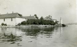 Byggnader på Stumholmen bl a Epidemisjukhuset  gula villan. 