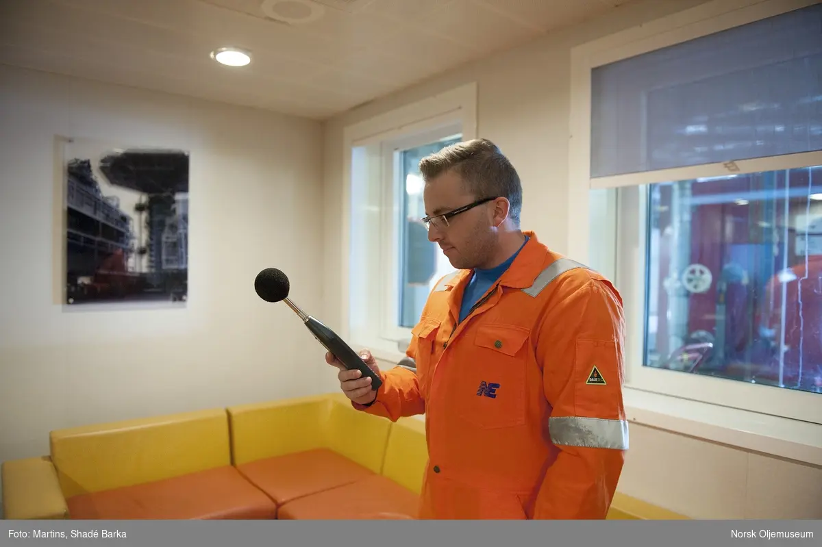 Christopher Høvik går rundt med en Norsonic spesialmikrofon og måler ventilasjonsstøy.