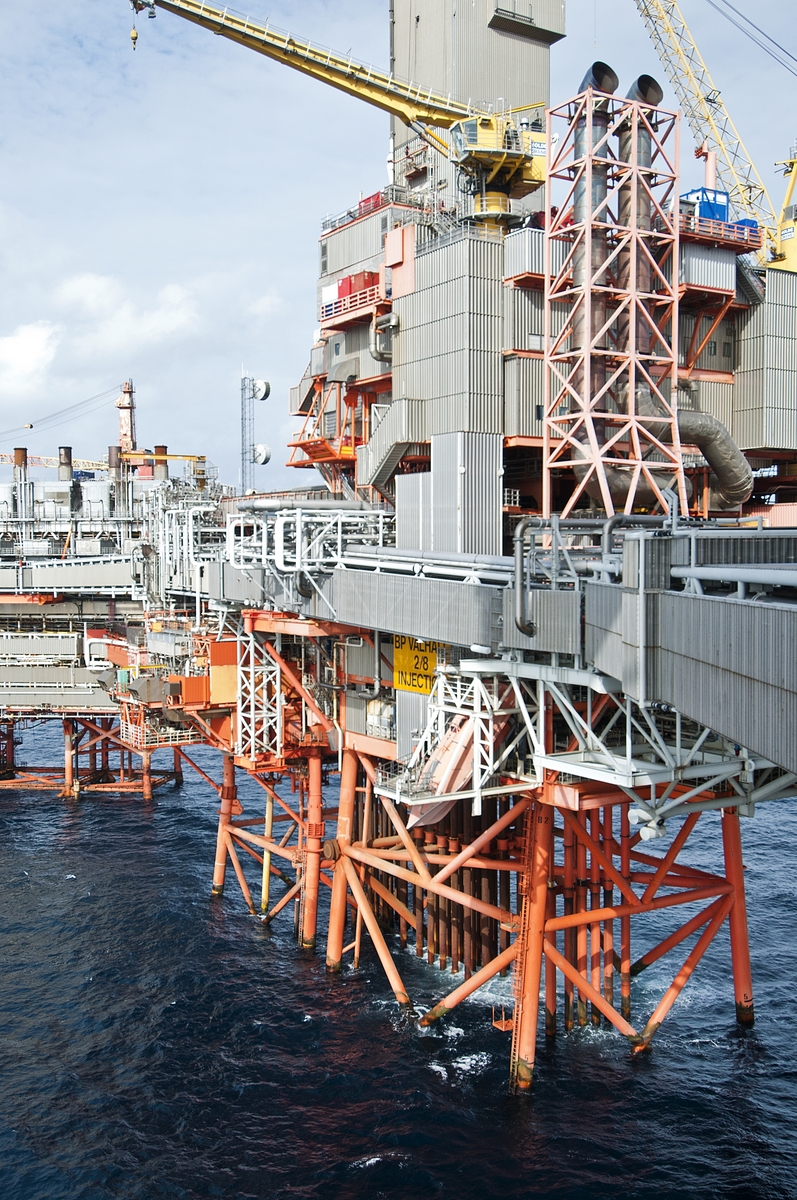Valhall IP - injection platform nærmest kamera med Valhall WP -  wellhead platform kloss i litt til venstre.