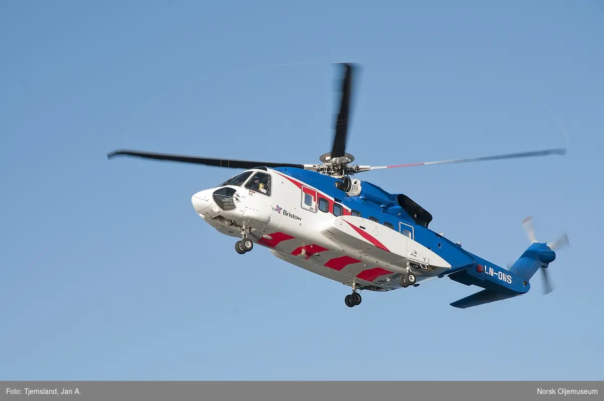 Helikopter av typen Sikorsky S-92A på vei inn for landing på Valhall QP.