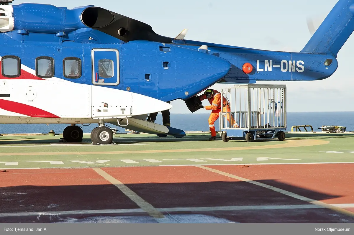 Helikopter av typen Sikorsky S-92A har nettopp landet på Valhall QP.  Harry Buschmann håndterer bagasjen.