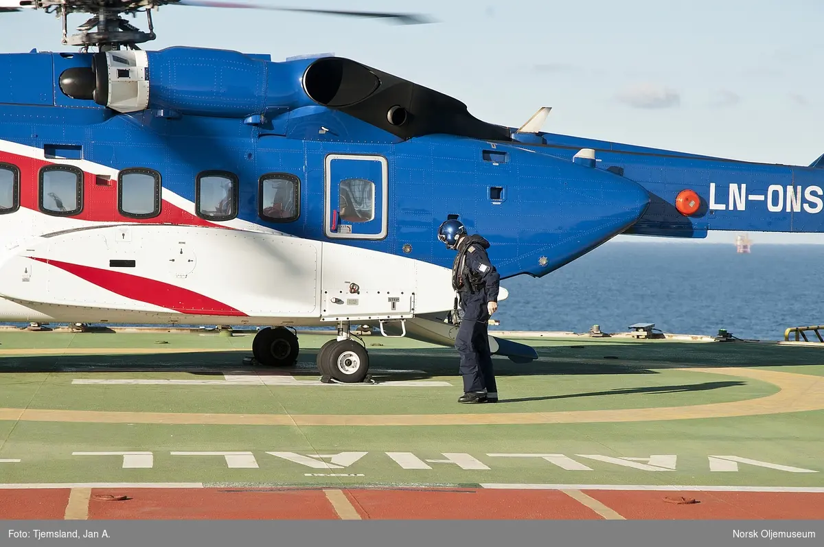 En av helikopterpilotene tar en runde rundt fartøyet før ferden går videre fra Valhall QP og til heliporten på fastlandet igjen.