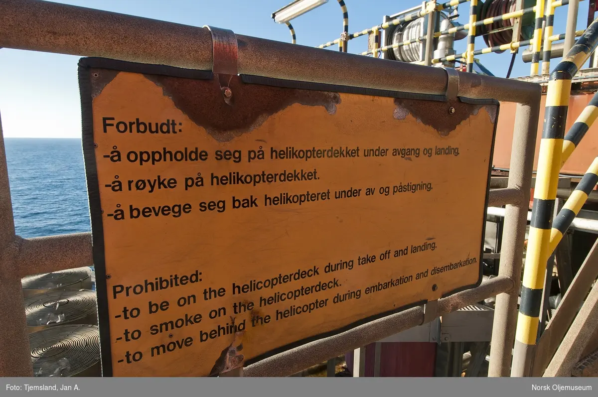 Skilt med info angående regler som gjelder for helikopterdekket på Valhall QP.