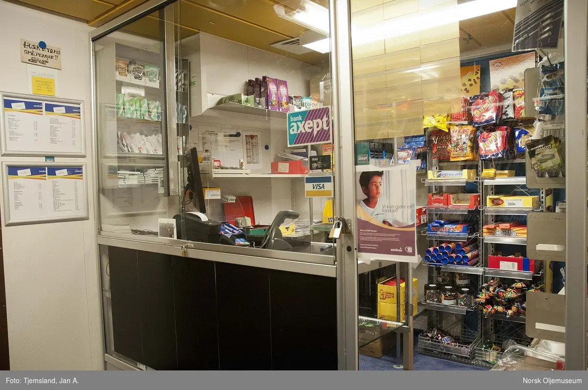 På Valhall QP driver forpleiningstjenesten en liten kiosk med navn Sluppen.  Annonserte åpningstider er på kveldstid, og her selges et utvalg av hygieneartikler, søtsaker, røyk og diverse andre varer.  Kiosken disponerer også et utvakg av filmer for utlån.