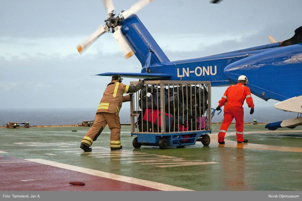 Helikopter av typen Sikorsky S-92 fra Bristow Helicopters venter på passasjerene og bagasjen før det skal returnere fra Valhall QP og inn til helikopterterminalen på Sola flyplass.