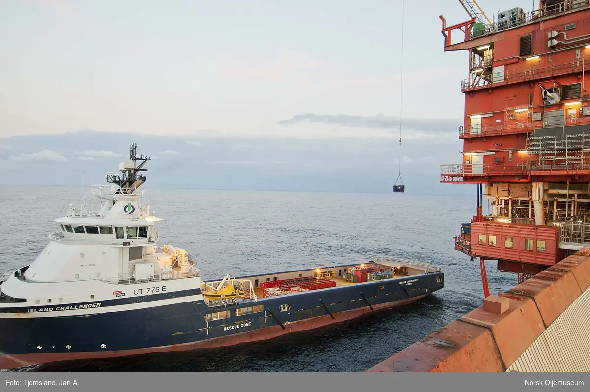 Forsyningsfartøyet Island Challenger losser ved Valhall DP.  Gangbroen mellom Valhall DP og QP ses i bildekanten nede til høyre.