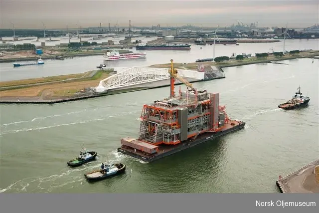 Overstellet til den nye prosess- og boligplattformen til Valhallfeltet fraktes fra land på lekteren "Smit Barge 2". Frakten følges av 3 skip.