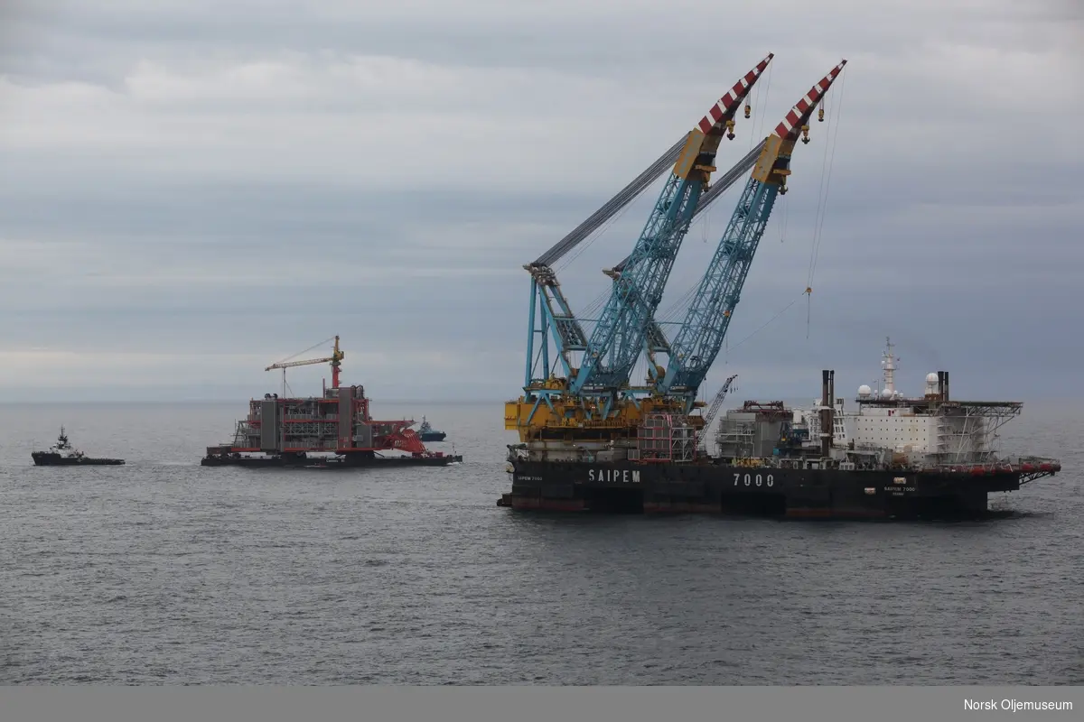 Utsikt til kranskipet "Saipem 7000" og lekteren "Smit Barge 2" med overstellet til den nye prosess- og boligplattformen på Valhallfeltet. Det er også to større skip på bildet.