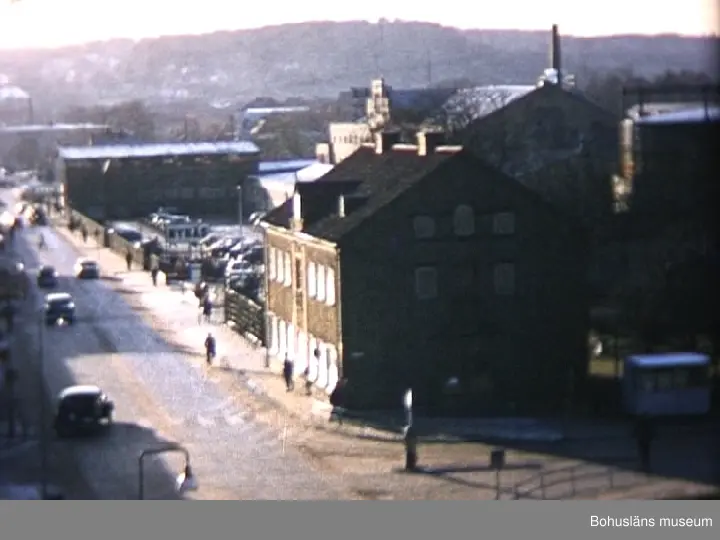 Film tagen från Gasverkets sista driftdagar innan nedläggningen årsskiftet 1956-57.
0000    Södra gaveln av Gasverkets kontorsbyggnad.
0010    Kontoret från gården. I bakgrunden Västerlånggatan.
0015    Extra gastankar mot Brattgatan. Strömstadsvägen 3 (Brattgatan 4).
0024    Stora gasklockan (nästan tom från gas).
0037    Knackar koks av slagg från ugnen. I bakgrunden nybebyggelse på Skansen. 
0044    Ugnshuset.
0102    Rörverkstaden. Skansberget i bakgrunden. 
0117    Norra gaveln av kontorsbyggnaden. 
0121    Arvid Fribergs korvstånd vid Brattgatan. 
0126    Gasverket med omgivningar.
0147    Västerlånggatan söderut med livlig trafik. I bakgrunden Folkets Hus. 
0153     Gastankarna mot Brattgatan.
0158    Gasverket från Brattgatan. I bakgrunden John Anderssons Cykelaffär, Hotel Royal (gaveln) samt Norra Drottninggatan 12-14 och nr, 9-11 (Åhléns). 
0218    Ugnshuset från Brattgatan. 
0332    Rivning pågår. 
0347    Elof Hägg eldare på Gasverket. 0358 Gasmätare.
0405    Enar Johansson kontrollerar mätaren.
0437    Georg Andersson tillsammans med Enar Johansson.
0446    Pumpar och säkerhetsventiler.
0453    Inlösta gasspisar.
0527    Slaggen kyls ned med vatten.
0541-0609
Elof Hägg skrapar ut slagg ur ugnarna. 
0650    Elof Hägg med arbetskamrat.