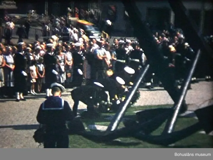 1) Flottbesök i Uddevalla och kransnedläggning vid Sjöfartsmonumentet.
0000 Flottbesök i Uddevalla hamn under juli månad 1957. I förgrunden Badhuskajen och flottans minsvepare vid Bohuslänska Kustens kaj (på norra sidan ån).
0015 Sjöfartsmonumentet med de två ankarna; i bakgrunden ligger ESSO:s bensinstation och det Sannesska Huset, båda inom kv. Koch.
0040 Kransnedläggning av fru Dina Hallberg och dottern Elin Hallberg.

2) Vyer över hamnen och invigning av nya hamnterminalen med kontors-och förrådsbyggnader.
0202 Invigning av hamnterminalen på Badö, inrymmande bl.a. det nya hamnkontoret samt hamnstyrelsens sammanträdeslokaler.  I talarstolen, hamnstyrelsens mångårige ordförande Axel-Ivan Andersson, tillika stadsfullmäktigeledamot och Dk-ledamot (f. 1895).  I bakgrunden Skansberget med kaférestaurangen "Skansenstugan" (ägare Eric Hemberg). 
0204 Landshövding Per Nyström i talarstolen på Badökajen.
0211 Typograf Axel V. Johansson (stadsfullmäktiges ordförande (f. 1888; SF 1916-1958) i talarstolen.
0233 Hamnkapten Tor Carlsson i talarstolen.
0238 Flottans ”tiohuggare" i uppvisningsrodd utanför Skeppsholmen med gamla fosfatfabriken på Sörvik i bakgrunden.

3) Invigningen av Uddevalla Stads nya idrottsanläggning på Rimnersvallen.    
0308 Gustav "Plymen" Larsson, verkmästare (f. 1908, ordf. i Idrotts- och Friluftsstyrelsen, ledamot i SF och Dkn) i talarstolen; I bakgrunden Uddevalla Stadsmusikkår.
0328 Bokbindaren Ebbe Ljungberg, handbollsspelare i Uddevalla.
0345 Gustav Larsson och Henry Wiberg, båda ledamöter i Idrotts- och Friluftsstyrelsen.
0449 På prispallen t.h. Erik "Myggan" Uddebom (diskuskastare).  Prisutdelare är f.d. storlöparen i UIS Gösta Hermansson.

Invigningen av Rimnersvallens ombyggnad den 16 juni 1957, forts.
Förste talaren är inte identifierad, men därefter talar den ryska medeldistanslöperskan Nina Otkalenko samt en rysk ledare med Gustav Larsson, t. h. i bild.
Världsrekordhållaren Juri Litujev efter avslutat 400-meterslopp i häck.
100-metersloppet vinns av Leonid Barteniev [Bartenev] från Sovjetunionen före J. Carlsson, Göteborg och L-G Hultgren, Bromma.
1 500 meter vinner Dan Waern som senare blev fjärde man i Olympiaden i Rom 1960.
Tage Eriksson från Svenska Friidrottsförbundet fick ersätta Gunnar Lange som högtidstalare samt överräcka förbundets diplom till de båda ledarna Gustav Larsson och Henry Viberg.
Höjdhoppet vinns av Igor Kasjkarov, Sovjet som här samtalar med Gustav Larsson. Kajskarov var f. ö. bronsmedaljör i Olympiska spelen i Melbourne 1956.
Prisutdelning 400 meter där guldet går till Juri Litujev, Sovjet som var med redan i Olympiska spelen i Helsingfors 1952 samt i Olympiska spelen i Melbourne 1956.
Kulstötningen vinner Erik ”Myggan” Uddebom från Bromma i glasögon och stubbad frisyr.
800 meter där ryskan Nina Otkalenko segrar och sedan samtalar med Hjördis Henrysson på gräsplanen.
Prisutdelning 100 meter som vanns av Leonid Barteniev, Sovjetunionen, tvåa var Jan Carlsson, Göteborg och trea L-G Hultgren, Bromma.
Fjärde man, här i röd tröja, heter Igor Ter-Ovanesyan. Han deltog i tre olympiader med två bronsmedaljer som bäst; OS i Rom 1960, OS i Tokyo 1964 och Mexiko 1968. Han var längdhoppare, dock inte här på Rimnersvallen.
Leonid Barteniev, 100-meteterssegraren, skriver autograf till Arne Karlsson. Även Barteniev var med i OSI Melbourne och OS i Rom.
Prisutdelning diskus. Här vann Lars Arvidsson från Hällefors före Erik ”Myggan” Uddebom och trea var U. Fransson, Kongahälla. ”Snikens kulle” i bakgrunden.
Avslutningsvis en fotbollsmatch mellan Uddevalla stadslag och Göteborgs lilla stadslag.