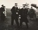 Prins Gustav Adolf och flygvapenchefen Torsten Friis i samtal på ett flygfält.