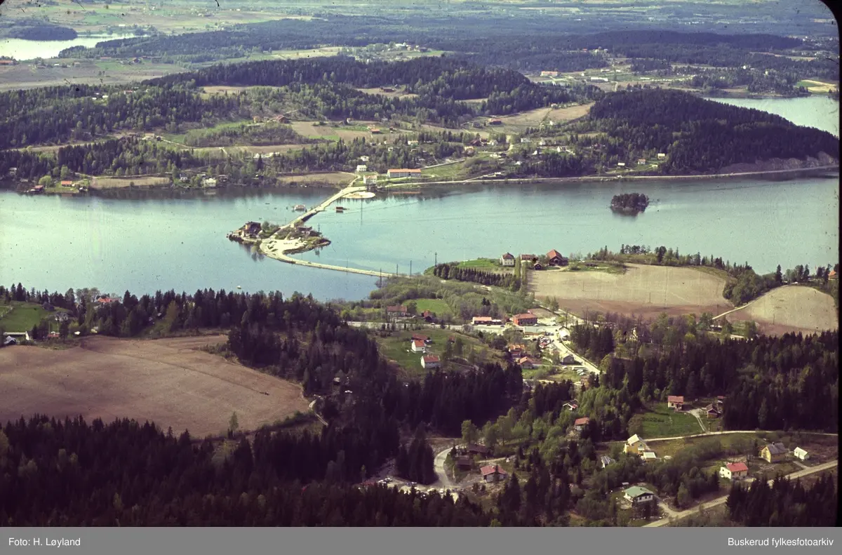 Sundvollen området sett fra Dronningveien. 
Sundøya og Røyse i bakgrunnen. Kroksund
Tyrifjorden og Steinsfjorden