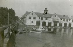 Träbron + slup & barkasshuset på Stumholmen.