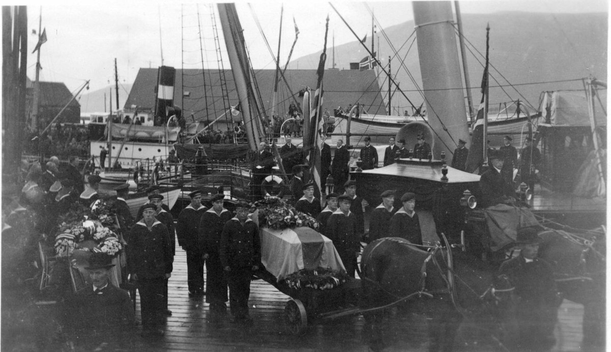 "Andree, Strindberg og Fränkels kiste kjöres op forran 'Svensksund". förs till HMS Svensksund.