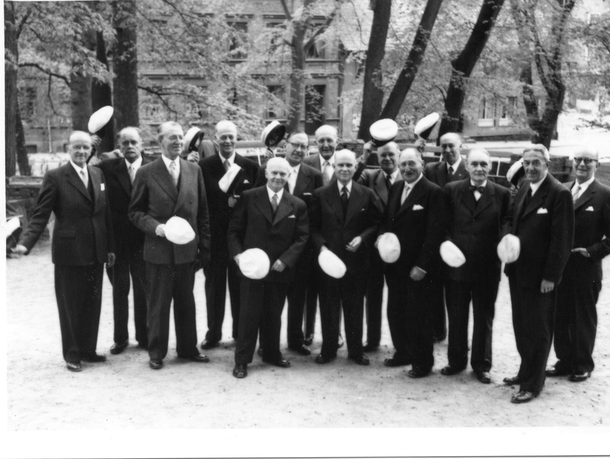 1907 års studenter- de första vid Nya läroverket i Halmstad firade 50-årsjubileum 18 maj 1957. Publ i GHÅ 1957 s 237.