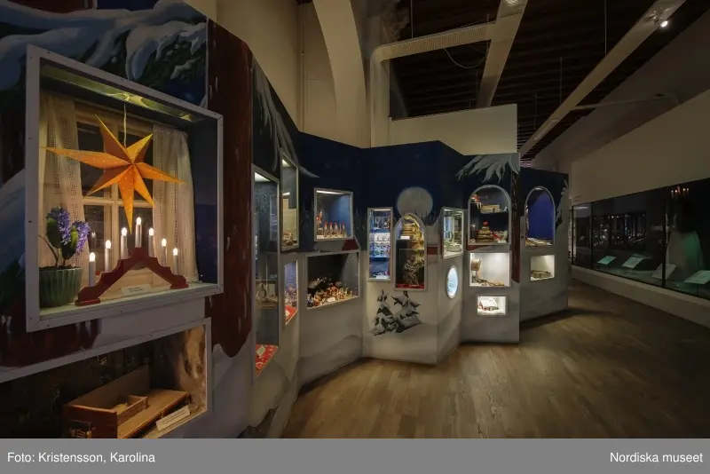 Traditioner, basutställning, detaljer och lite översikt över årets högtider; advent, lucia, jul, tjugonde dag Knut, Andersdagen, gårdstomte i stallet, folktro och midsommar bland annat.