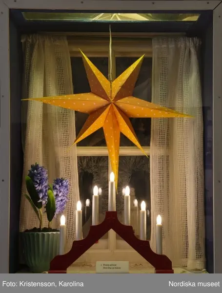 Traditioner, basutställning, detaljer och lite översikt över årets högtider; advent, lucia, jul, tjugonde dag Knut, Andersdagen, gårdstomte i stallet, folktro och midsommar bland annat.