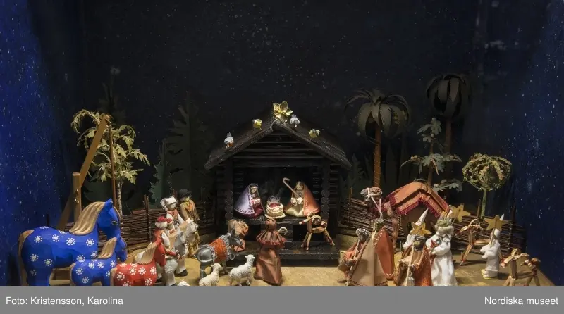 Traditioner, basutställning, detaljer och lite översikt över årets högtider; advent, lucia, jul, tjugonde dag Knut, Andersdagen, gårdstomte i stallet, folktro och midsommar bland annat.