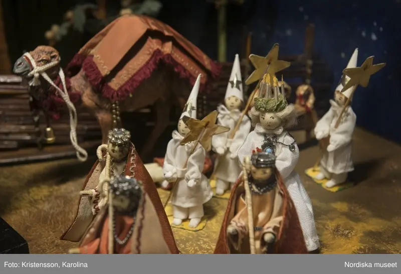 Traditioner, basutställning, detaljer och lite översikt över årets högtider; advent, lucia, jul, tjugonde dag Knut, Andersdagen, gårdstomte i stallet, folktro och midsommar bland annat.