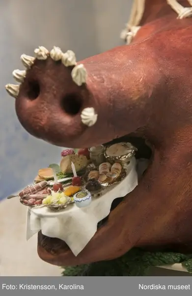 Traditioner, basutställning, detaljer och lite översikt över årets högtider; advent, lucia, jul, tjugonde dag Knut, Andersdagen, gårdstomte i stallet, folktro och midsommar bland annat.