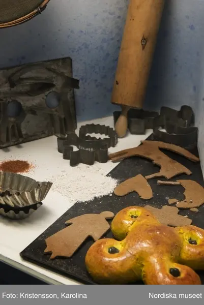 Traditioner, basutställning, detaljer och lite översikt över årets högtider; advent, lucia, jul, tjugonde dag Knut, Andersdagen, gårdstomte i stallet, folktro och midsommar bland annat.