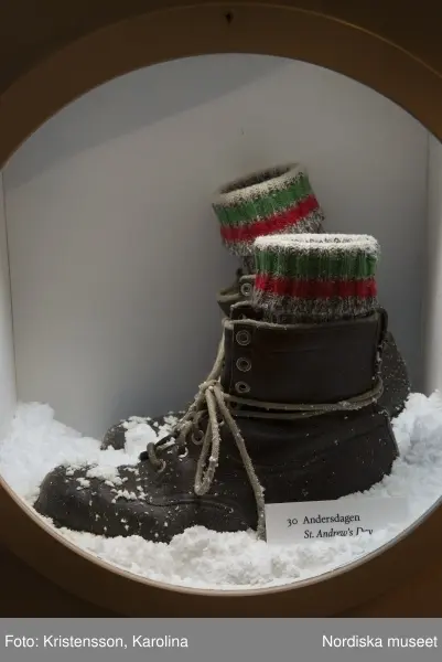 Traditioner, basutställning, detaljer och lite översikt över årets högtider; advent, lucia, jul, tjugonde dag Knut, Andersdagen, gårdstomte i stallet, folktro och midsommar bland annat.