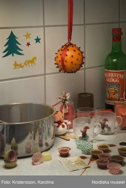 Traditioner, basutställning, detaljer och lite översikt över årets högtider; advent, lucia, jul, tjugonde dag Knut, Andersdagen, gårdstomte i stallet, folktro och midsommar bland annat.