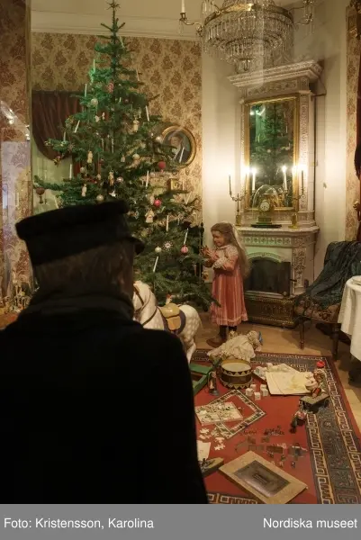 Traditioner, basutställning, detaljer och lite översikt över årets högtider; advent, lucia, jul, tjugonde dag Knut, Andersdagen, gårdstomte i stallet, folktro och midsommar bland annat.