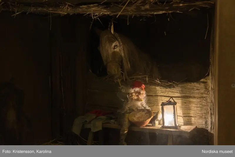 Traditioner, basutställning, detaljer och lite översikt över årets högtider; advent, lucia, jul, tjugonde dag Knut, Andersdagen, gårdstomte i stallet, folktro och midsommar bland annat.