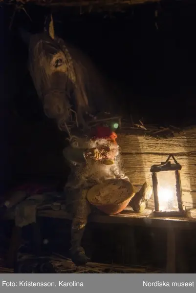 Traditioner, basutställning, detaljer och lite översikt över årets högtider; advent, lucia, jul, tjugonde dag Knut, Andersdagen, gårdstomte i stallet, folktro och midsommar bland annat.