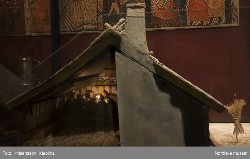 Traditioner, basutställning, detaljer och lite översikt över årets högtider; advent, lucia, jul, tjugonde dag Knut, Andersdagen, gårdstomte i stallet, folktro och midsommar bland annat.