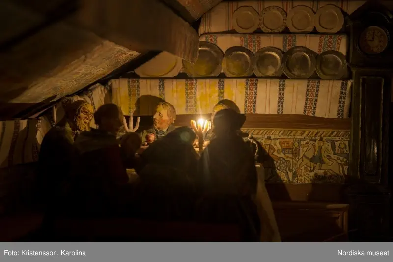 Traditioner, basutställning, detaljer och lite översikt över årets högtider; advent, lucia, jul, tjugonde dag Knut, Andersdagen, gårdstomte i stallet, folktro och midsommar bland annat.