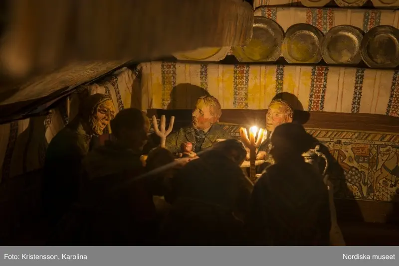 Traditioner, basutställning, detaljer och lite översikt över årets högtider; advent, lucia, jul, tjugonde dag Knut, Andersdagen, gårdstomte i stallet, folktro och midsommar bland annat.