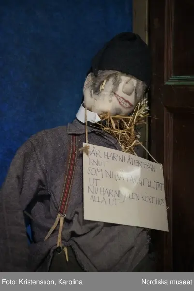 Traditioner, basutställning, detaljer och lite översikt över årets högtider; advent, lucia, jul, tjugonde dag Knut, Andersdagen, gårdstomte i stallet, folktro och midsommar bland annat.