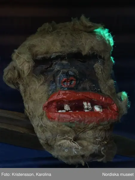 Traditioner, basutställning, detaljer och lite översikt över årets högtider; advent, lucia, jul, tjugonde dag Knut, Andersdagen, gårdstomte i stallet, folktro och midsommar bland annat.