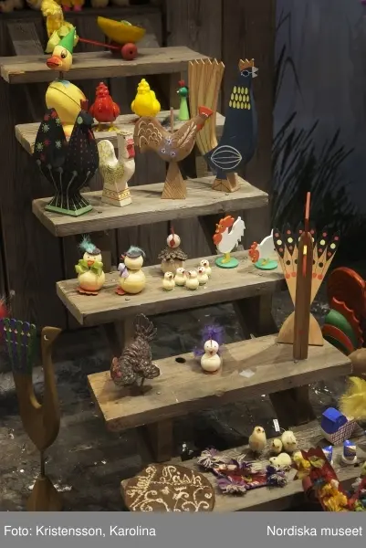 Traditioner, basutställning, detaljer och lite översikt över årets högtider; advent, lucia, jul, tjugonde dag Knut, Andersdagen, gårdstomte i stallet, folktro och midsommar bland annat.