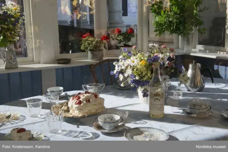 Traditioner, basutställning, detaljer och lite översikt över årets högtider; advent, lucia, jul, tjugonde dag Knut, Andersdagen, gårdstomte i stallet, folktro och midsommar bland annat.