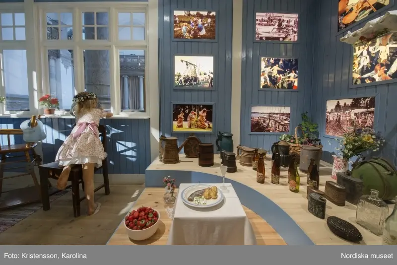 Traditioner, basutställning, detaljer och lite översikt över årets högtider; advent, lucia, jul, tjugonde dag Knut, Andersdagen, gårdstomte i stallet, folktro och midsommar bland annat.